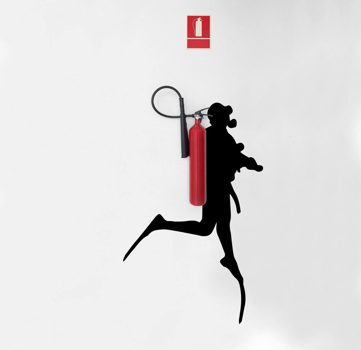 Scuba diver wall sticker with red scuba tank, ideal for creating an underwater theme in children's rooms.