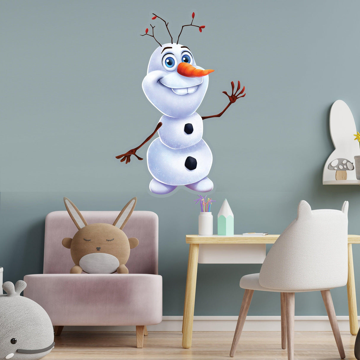 Cute snowman wall sticker with carrot nose and cheerful expression, perfect for holiday home decor.